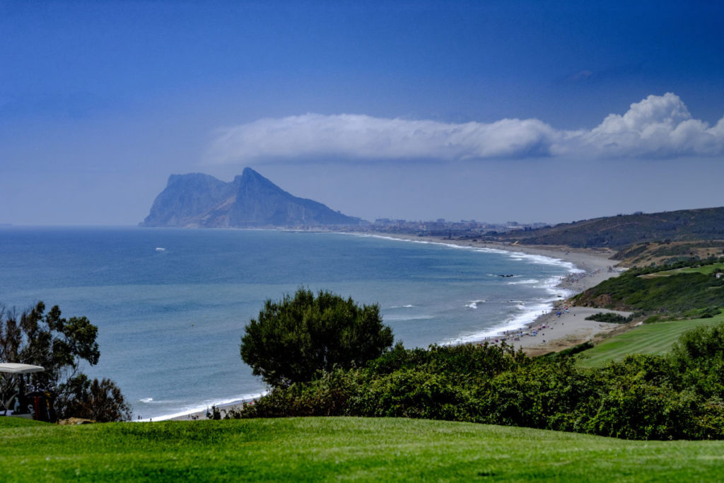 Einer der schönsten Strände Spaniens an der Costa del Sol mit Blick nach Gibraltar