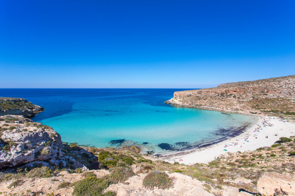 Blick auf den Kaninchenstrand auf Lampedusa, einer der schönsten Strände Italiens