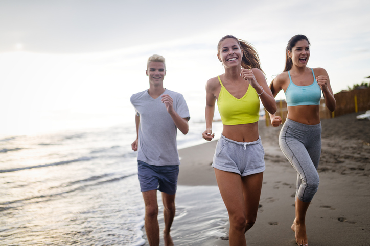 Eine Gruppe von Personen die zusammen joggen. Ein Lauftreff, der auch gut alleine besucht werden kann.