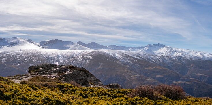 Wanderweg in Andalusien in Sierra Nevada mit schneebedecktem Gebirge.