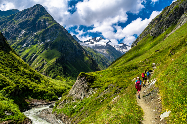 Österreich eignet sich als tolles Reiseziel für Wanderer im Oktober. Hier sieht man wie gerade Wanderer eine Rast am Fuße des Berges machen.