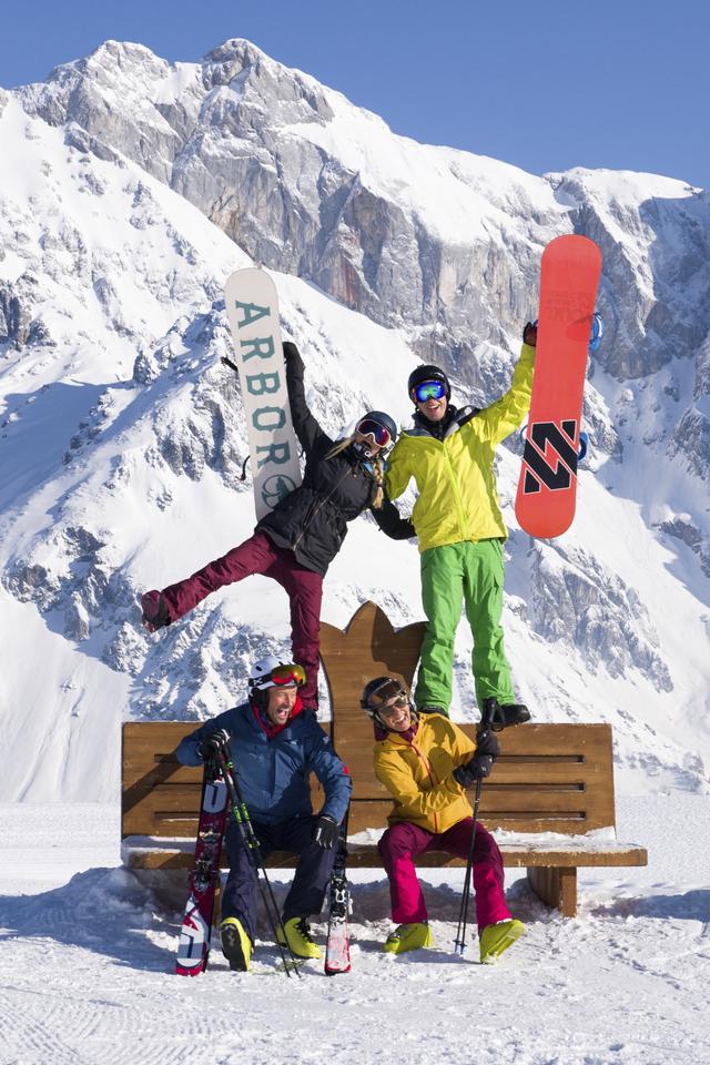 Wintersportler gemeinsam im Urlaub in Österreich